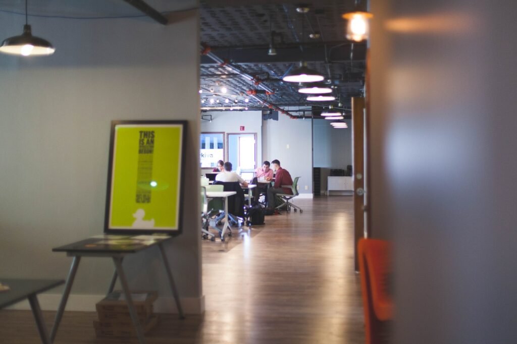 empreendedores de startups trabalham num coworking